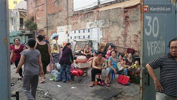 Nước mắt đau đớn ở xóm nghèo Sài Gòn khi nhà cửa bị thiêu rụi hoàn toàn - Ảnh 1.