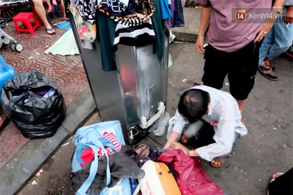 Nước mắt đau đớn ở xóm nghèo Sài Gòn khi nhà cửa bị thiêu rụi hoàn toàn - Ảnh 2.