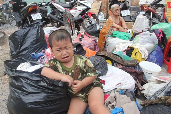 Nước mắt đau đớn ở xóm nghèo Sài Gòn khi nhà cửa bị thiêu rụi hoàn toàn - Ảnh 4.