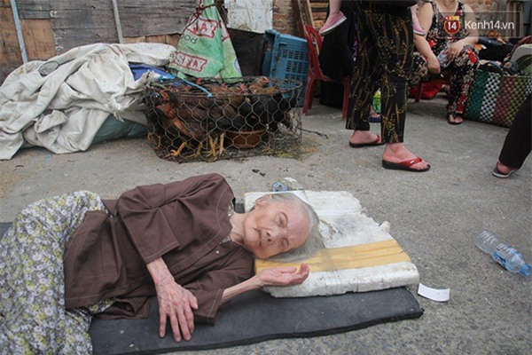 Cụ bà Lê Thị Anh (84 tuổi) được đưa ra ngoài khi có cháy. Do già yếu, không thể đi lại nên cụ Anh chỉ nằm một chỗ.