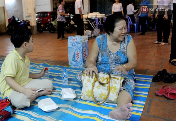 Bà Trần Thị Hoa (70 tuổi) cùng cháu dọn đến nơi ở tạm. Hiện tại tôi chưa biết thiệt hại tại nhà mình như thế nào. Nghe mọi người nói tài sản bị thiêu rụi hết. Lúc xảy ra cháy tôi, ở bên ngoài nên may mắn thoát nạn, bà Hoa nói.