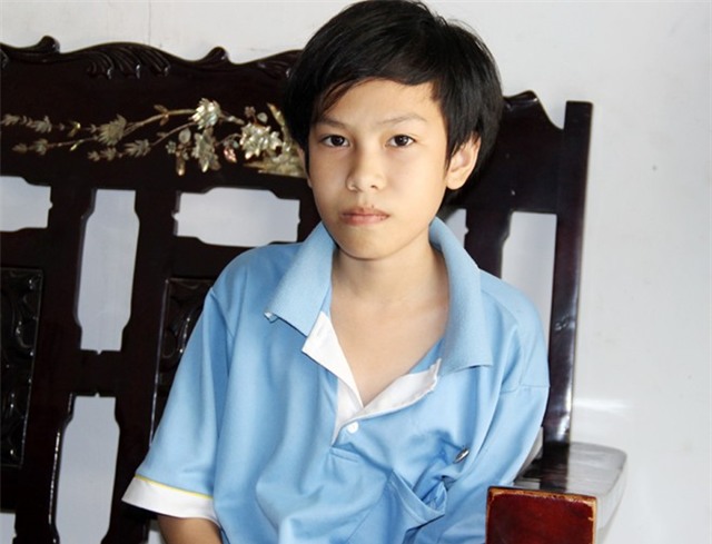 Lâm Chí Hiếu khá rụt rè khi giao tiếp với khách tại nhà. Ảnh: Việt Tường.