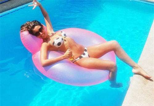 nhan sac ngot ngao cua hoa hau vua bi alexis sanchez 