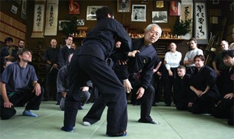 masaaki hatsumi (phai), 80 tuoi, trong mot buoi luyen tap o dojo