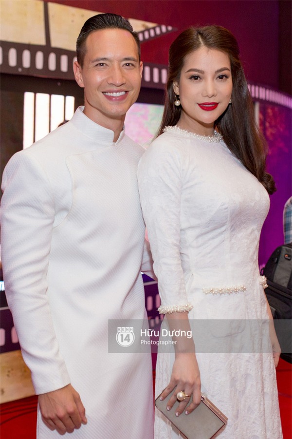 Dàn sao xúng xính váy áo khoe sắc trên thảm đỏ Liên hoan phim Việt Nam - Ảnh 1.