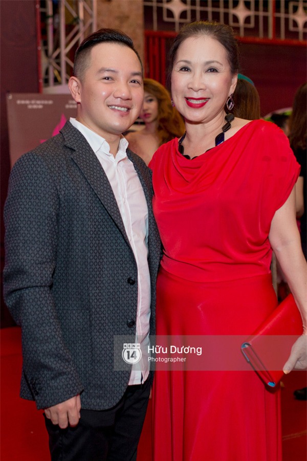 Dàn sao xúng xính váy áo khoe sắc trên thảm đỏ Liên hoan phim Việt Nam - Ảnh 21.