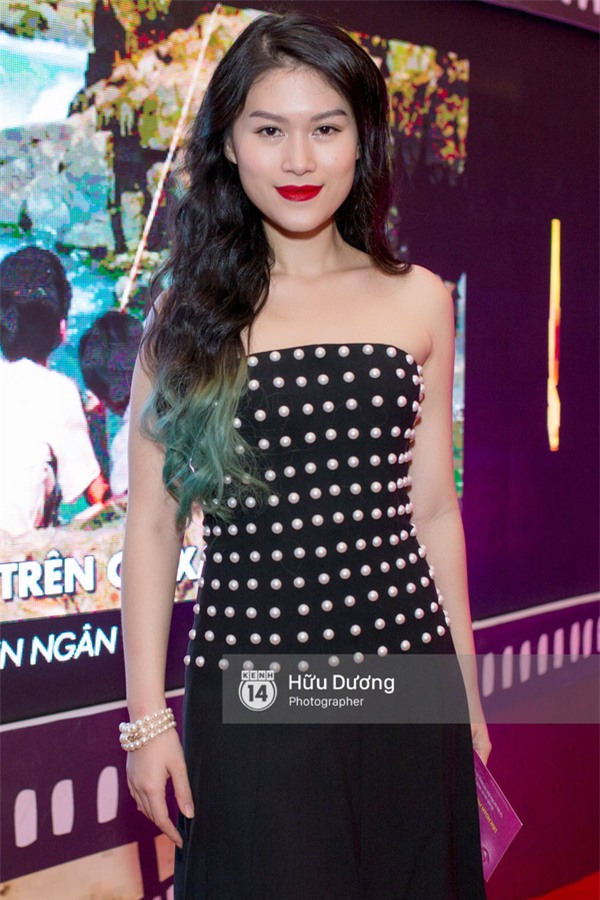 Dàn sao xúng xính váy áo khoe sắc trên thảm đỏ Liên hoan phim Việt Nam - Ảnh 24.