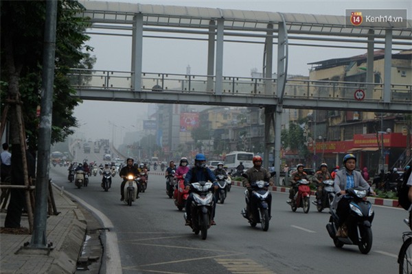 Hà Nội: Sương mù bao phủ tòa nhà cao nhất Việt Nam - Ảnh 1.