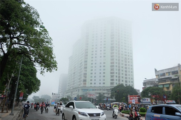 Hà Nội: Sương mù bao phủ tòa nhà cao nhất Việt Nam - Ảnh 2.