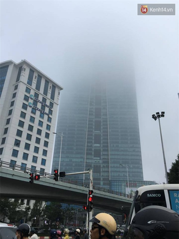 Hà Nội: Sương mù bao phủ tòa nhà cao nhất Việt Nam - Ảnh 3.