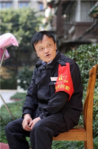 Nhân viên bảo vệ nổi như cồn vì giống tỷ phú Jack Ma - ảnh 2