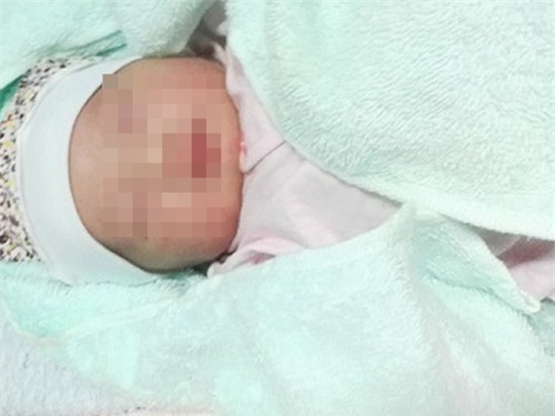 Xót xa nữ sinh lớp 10 sinh con với 