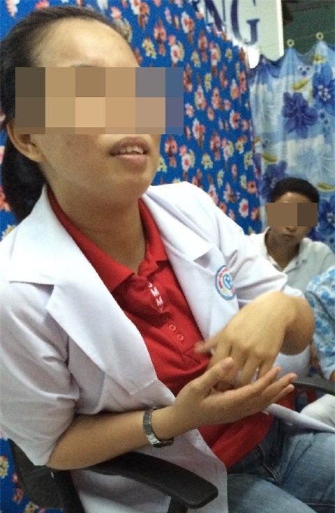 Nữ bác sỹ Hương mặc áo blu có logo BV Chợ Rẫy đang tư vấn bệnh nhân. Ảnh: Phan Cường