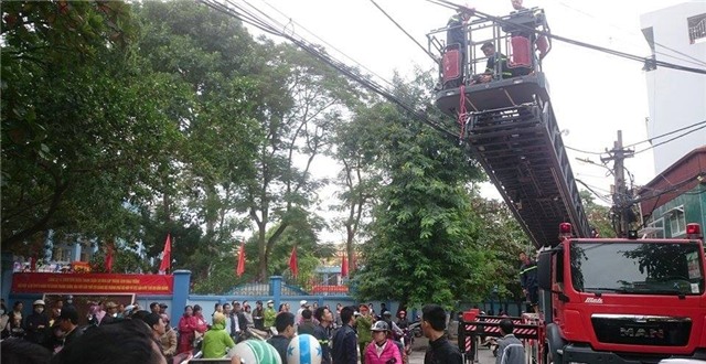 Thanh niên trèo cây cố thủ, liên tục kêu