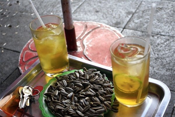 Quán trà đá ven hồ, bán trà đá thu tiền triệu, kinh doanh vỉa hè, quán vỉa hè, vỉa hè, thu tiền ven hồ, thuê chiếu ven hồ, trà đá ven hồ, nghề buôn bán ven hồ