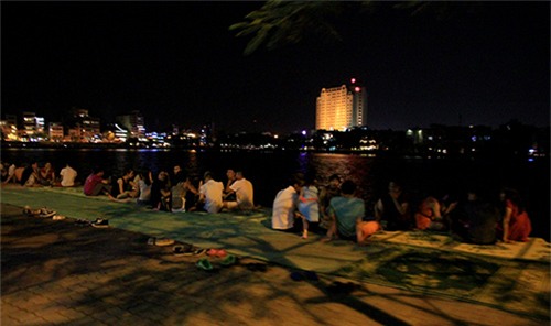 Quán trà đá ven hồ, bán trà đá thu tiền triệu, kinh doanh vỉa hè, quán vỉa hè, vỉa hè, thu tiền ven hồ, thuê chiếu ven hồ, trà đá ven hồ, nghề buôn bán ven hồ