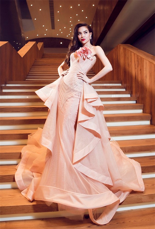 8 đầm dạ hội đuôi cá lộng lẫy của Hồ Ngọc Hà