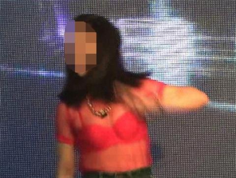 Tiep vien bikini mua khieu dam: Coi ho den khi het khach