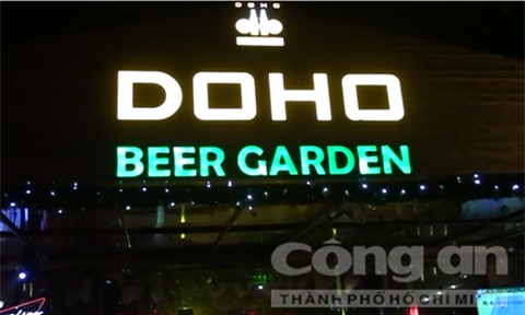 Tiep vien bikini mua khieu dam: Coi ho den khi het khach