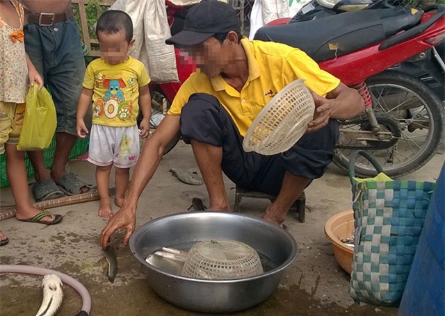 Vào hồ nhiễm dioxin cao nhất nước bắt cá đem bán