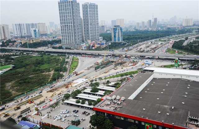 : Tại nút giao Đại lộ Thăng Long với đường Trần Duy Hưng, một hầm đường bộ đang được xây dựng hứa hẹn việc lưu thông thuận tiện trong tương lai. Tuy nhiên, ở hiện tại, việc thi công đang làm cho trục đường này bị ùn tắc, đặc biệt trong giờ cao điểm.