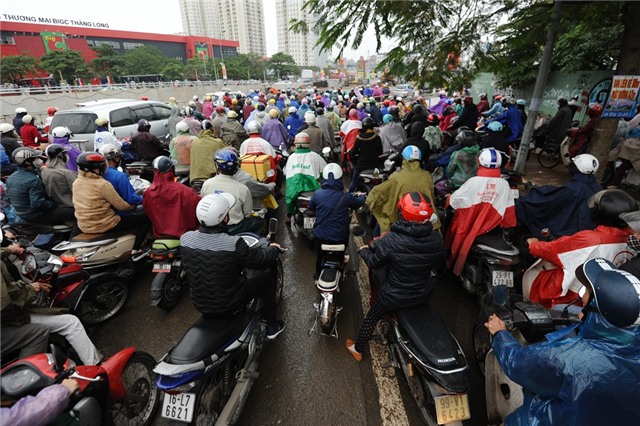 Nơi đây, đường đang bị thu hẹp xuống chỉ còn khoảng 4m khiến việc lưu thông gặp rất nhiều khó khăn