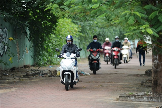Không những thế, người tham gia giao thông còn leo lên vỉa hè phía đường Khuất Duy Tiến khiến dòng người phía sau liên tục lao lên nhưng phía trước thì tắc cứng, không thể di chuyển được