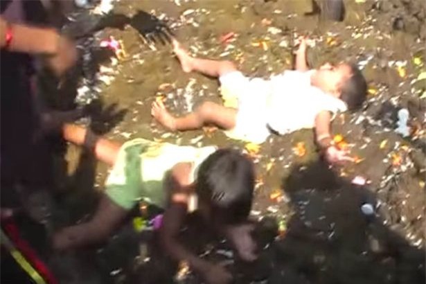 Kỳ lạ phong tục đẩy con vào phân bò để lấy may - 2