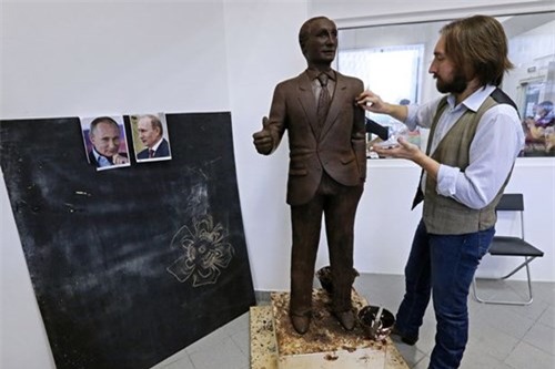 Fan 'cuồng' tạc tượng Putin bằng... sô-cô-la - ảnh 1