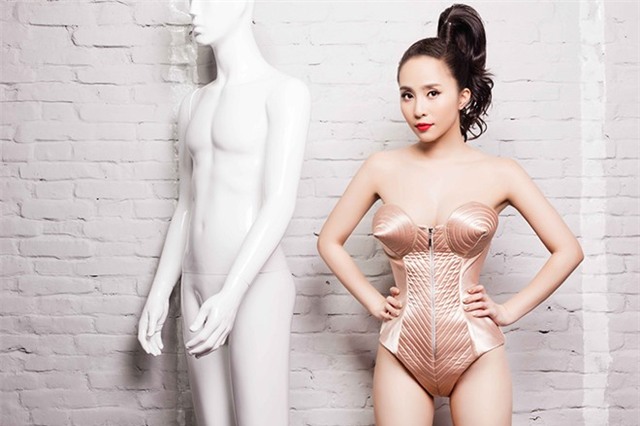 Quỳnh Nga khoe đường cong với jumpsuits ánh kim