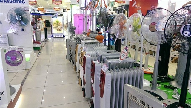 Nhiều mặt hàng ế ẩm vì mùa đông đến trễ