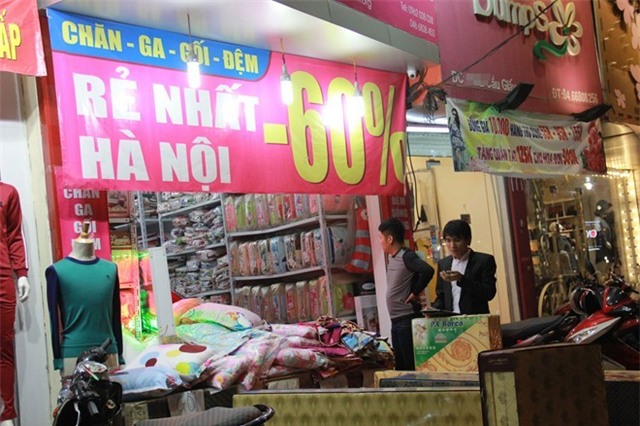 Nhiều mặt hàng ế ẩm vì mùa đông đến trễ
