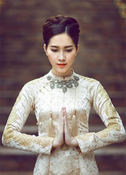 Muôn kiểu áo dài lay động cảm xúc của HH Thu Thảo - 1