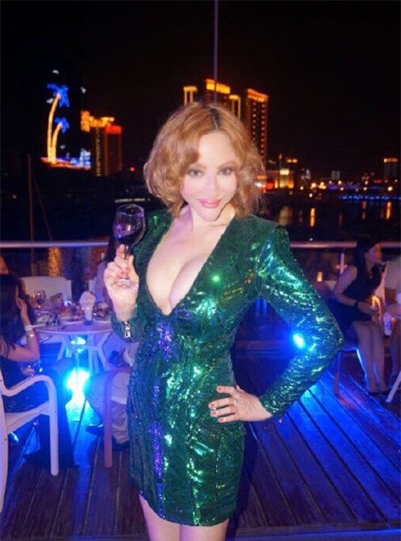 Tiết Chỉ Luân khoe ngực 0