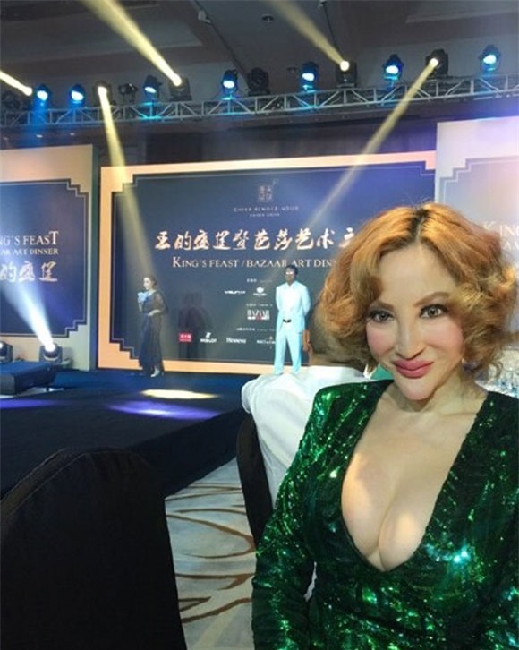 Tiết Chỉ Luân khoe ngực 1