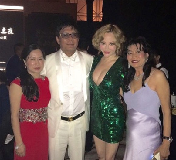 Tiết Chỉ Luân khoe ngực 4