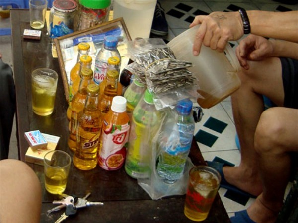 Quán trà đá ven hồ, bán trà đá thu tiền triệu, kinh doanh vỉa hè, quán vỉa hè, vỉa hè, thu tiền ven hồ, thuê chiếu ven hồ, trà đá ven hồ, nghề buôn bán ven hồ, kinh-doanh-vỉa-hè, quán-trà-đá, trà-đá-ven-hồ