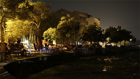 Quán trà đá ven hồ, bán trà đá thu tiền triệu, kinh doanh vỉa hè, quán vỉa hè, vỉa hè, thu tiền ven hồ, thuê chiếu ven hồ, trà đá ven hồ, nghề buôn bán ven hồ, kinh-doanh-vỉa-hè, quán-trà-đá, trà-đá-ven-hồ