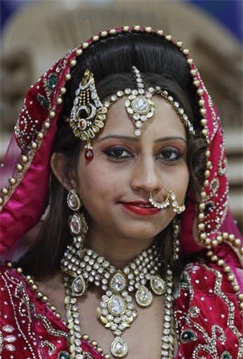 ti phu kim cuong an do lam dam cuoi cho 151 cap uyen uong hinh anh 3