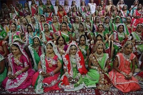 ti phu kim cuong an do lam dam cuoi cho 151 cap uyen uong hinh anh 7