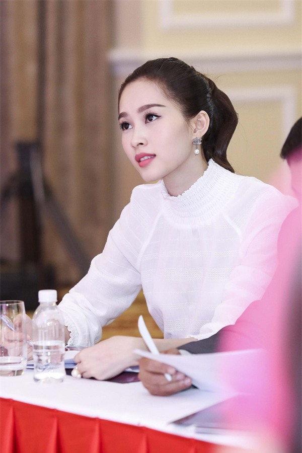 Hoa hậu Thu Thảo “kín cổng cao tường” vẫn xinh đẹp ngất ngây - Ảnh 6.