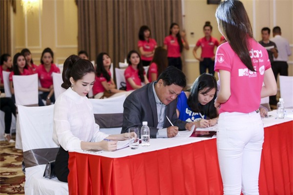 Hoa hậu Thu Thảo “kín cổng cao tường” vẫn xinh đẹp ngất ngây - Ảnh 7.