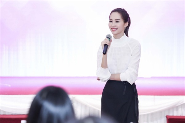 Hoa hậu Thu Thảo “kín cổng cao tường” vẫn xinh đẹp ngất ngây - Ảnh 8.