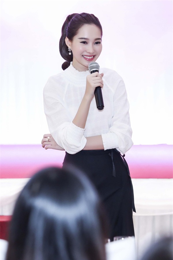 Hoa hậu Thu Thảo “kín cổng cao tường” vẫn xinh đẹp ngất ngây - Ảnh 10.