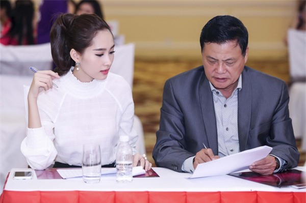 Hoa hậu Thu Thảo “kín cổng cao tường” vẫn xinh đẹp ngất ngây - Ảnh 12.