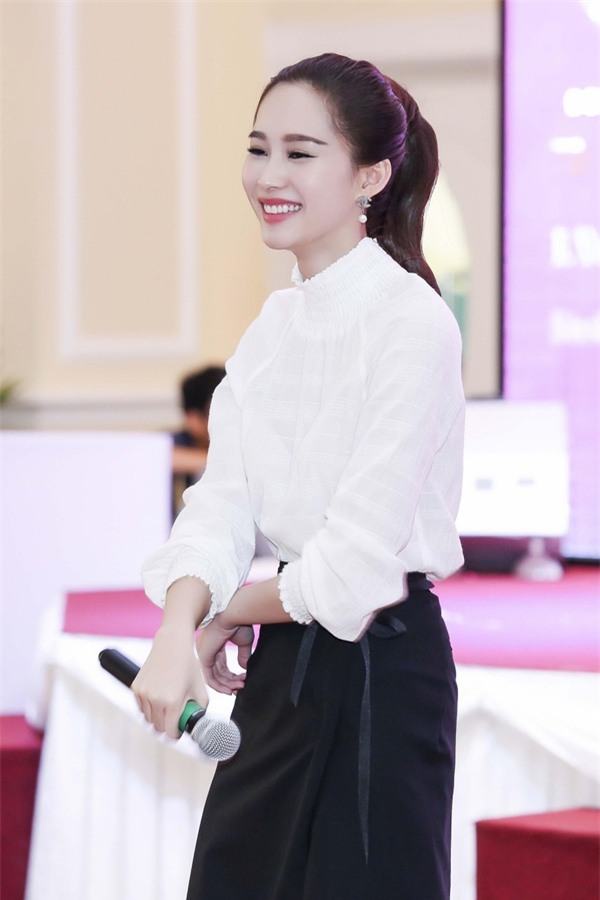 Hoa hậu Thu Thảo “kín cổng cao tường” vẫn xinh đẹp ngất ngây - Ảnh 13.