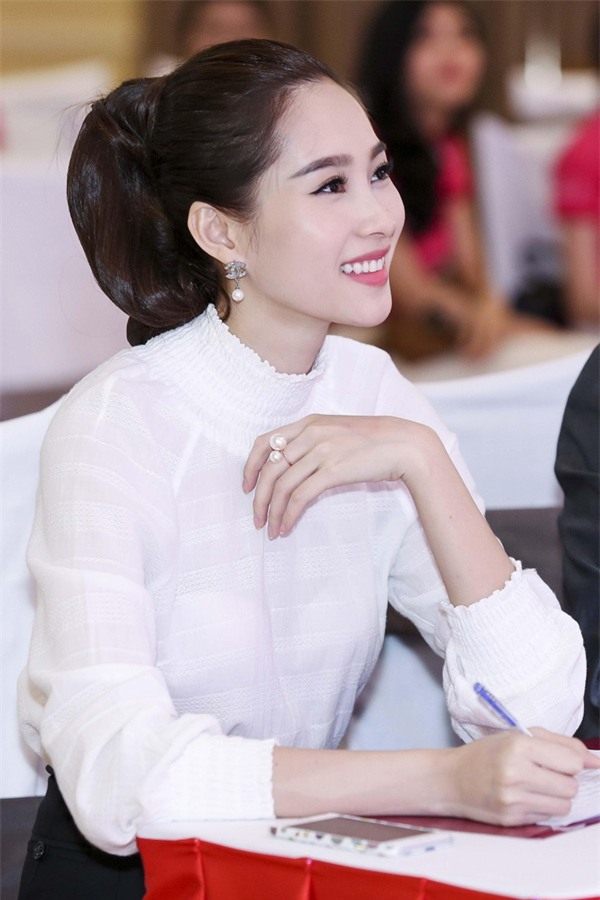 Hoa hậu Thu Thảo “kín cổng cao tường” vẫn xinh đẹp ngất ngây - Ảnh 5.