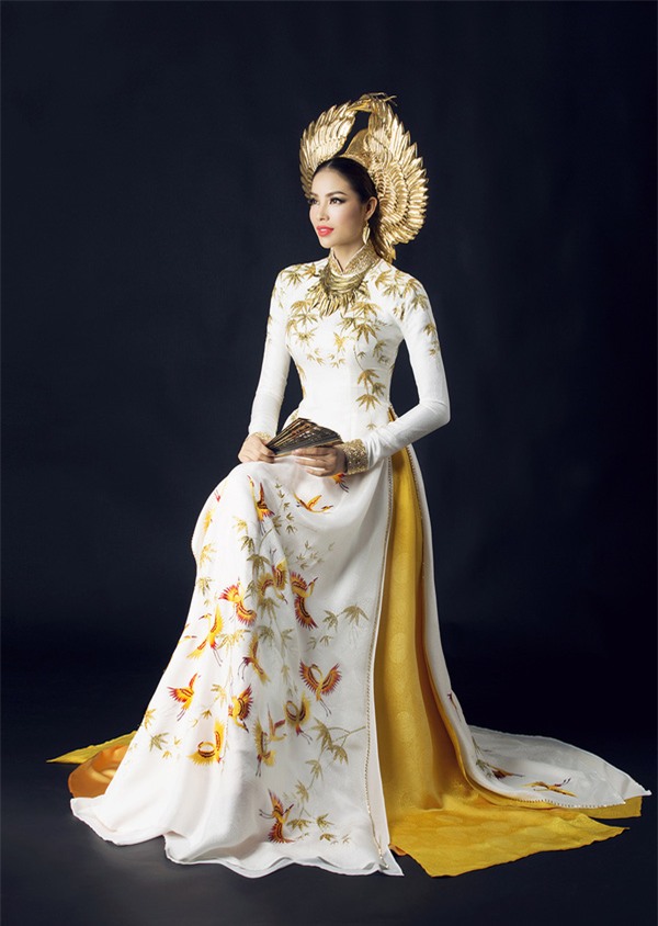 Xuýt xoa trước quốc phục mạ vàng của Phạm Hương tại "Hoa hậu Hoàn vũ 2015" - Ảnh 2.