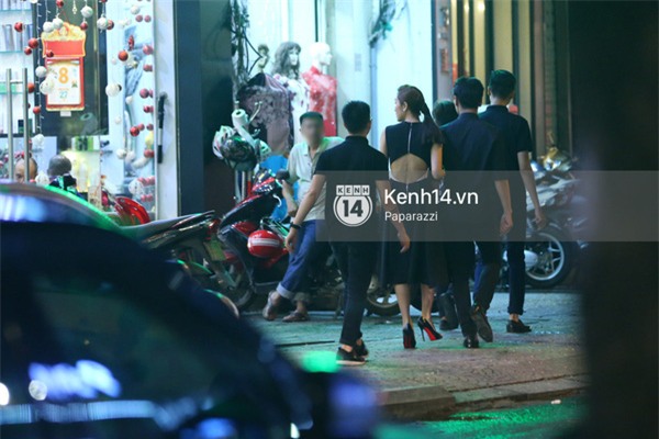 Vợ chồng Hà Tăng "mỗi người một nơi" vì mải lo tiếp bạn bè trong sự kiện - Ảnh 17.