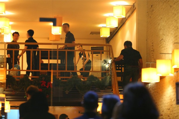 Vợ chồng Hà Tăng "mỗi người một nơi" vì mải lo tiếp bạn bè trong sự kiện - Ảnh 18.